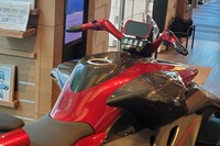 操縦に必要な操作ボタンはハンドルグリップ部に集中している。手を離すことなく必要な操作を行うことができる。