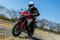 最低地上高は「ムルティストラーダ1260」より46mm高い220mm。前：170mm、後ろ：180mmのサスペンションストロークや、ハイポジションマフラーの採用とも相まって、高い悪路走破性を実現している。