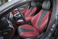 ナッパレザーのシートはパッケージオプション「エクスクルーシブパッケージ」に含まれるもの。ベンガルレッドとブラックのコントラストがまぶしい。