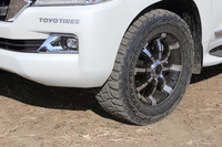 「OPEN COUNTRY R/T」は、センター部に円周方向のブロック剛性を高めたL型連結ブロックを配置。ドライ路面での操縦安定性にも配慮がなされている。