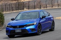 リアシート下の「インテリジェントパワーユニット（＝駆動用バッテリー）」の保護部材が骨格としても機能するため、ガソリンモデルよりもリアのねじり剛性が3％アップ。これに合わせて足まわりを再セッティングしたため、旋回能力が向上している。