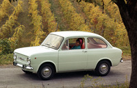 1964年「フィアット850ベルリーナ」。ノッチバックスタイルとなった、フィアット最大のリアエンジン車。34PSを発生する843cc直4 OHVエンジンを積む。