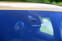 カメラを利用したアダプティブクルーズコントロールは、ヘッドアップディスプレイや駐車支援機能などと合わせたセットオプション「アドバンスドアクティブセーフティーパッケージ」として用意される。