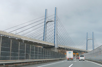 東名高速道路下り線の、神奈川・鮎沢付近にて。上を通っているこの橋はなーんだ？　というと、実はこれ、同じ東名高速の上り線なのだ。この辺りは下り線が二又に分かれていたり、上り線と下り線が写真のようにクロスしていたりと、やたら複雑な道のつくりをしている。なんでこんな構造なのか気になった人は、レッツ検索。東名高速の歴史を感じられます。