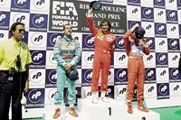 マクラーレンでの待遇に不満を持ったプロストは、1990年にフェラーリに移籍してしまう。写真は同年のフランスGPの表彰台の様子。上段で帽子を振るのがプロスト。その左で（写真向かって右）帽子をかぶりなおしているのが、セナである。