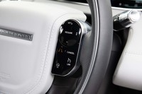 ステアリングホイールのスイッチは、機能に合わせて表示が変わる、新しいタイプ。