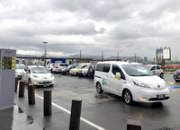 フィレンツェ空港のタクシー乗り場にて。「日産リーフ」（写真左）に加え、同じく日産の「e-NV200」（同右）もやってきた。