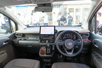 角の取れた内外装の意匠は「シカクマル」というデザインテーマに沿ったもの。豊富な収納に（とくにドリンクホルダーは、紙パックを含むさまざまな容器に対応）、各所に装備されたUSB電源と、今日のファミリーカーに求められる機能・装備はしっかり押さえている。