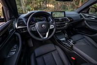 ブルーとグリーンのステッチが入れられたラヴァリナレザーのステアリングホイールを装備。スポーク裏側には、「スウィッチトロニック」と呼ばれるマニュアル変速用のプッシュスイッチが備わる。