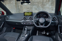 ブラック系のカラーで統一されたインテリア。「MMIナビゲーションシステム」装着車は、写真のように、ダッシュボード中央に8.3インチのディスプレイが備わる。