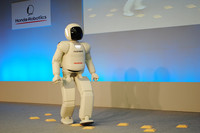 高さ20mmの凹凸を乗り越えて歩き続ける新型ASIMO。障害物の位置を見極めたうえで、最適なルートを検討しながら歩行するという。