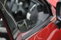 「Lパッケージ」ではフロントドアガラスの板厚をアップさせて、遮音性を向上させている。