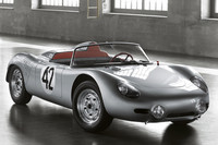 1954年からデリバリーされた市販レーシングカーの「550スパイダー」から発展し、60年に登場したコンペティションマシンの「RS60」。鋼管フレームにアルミボディーをかぶせ、1.5／1.6リッターの空冷DOHCフラット4をミドシップ。同年のルマンでクラス1、2位を占めた。