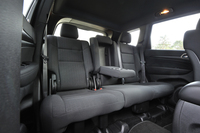 6：4分割可倒式の後席。リクライニング機構も備わる。
    