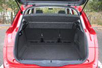 ラゲッジルームの容量は537リッター。後席には分割可倒機構が備わっているが、3座とも前方にスライドさせれば、シートを起こした状態でも630リッターの容量を確保できる。（写真をクリックすると、シートの倒れる様子が見られます）
    