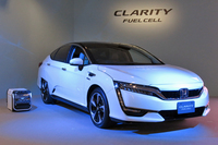 2016年3月にリース販売が始められた、ホンダの燃料電池車「クラリティ フューエルセル」。バイオエタノールを燃料とする日産の燃料電池と異なり、水素を使って得られた電力で走行する。