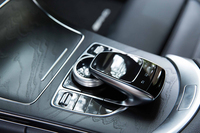 センターコンソールにはインフォテインメントシステムや「アジリティセレクト」などの操作系をまとめて配置。コントローラーの形状は「Sクラス」のそれに準じたものだ。
    