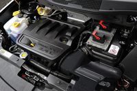 4WD車のパワーユニットには、FF車より400cc大きな2.4リッター直4エンジンを搭載。レギュラーガソリンに対応している。
    