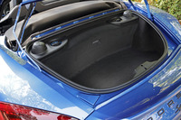 リアトランクの容量は標準型「ボクスター」と同じ130リッター。
    