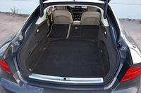 写真をクリックすると荷室拡大の様子が見られます。