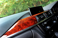 ウッドパネルの端に、さりげなくゴールドのアルピナエンブレムが入る。