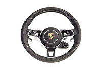 新型「911」のステアリングホイール。右下には、ドライブモード選択用のロータリースイッチが備わる。ハイブリッドスーパースポーツ「918スパイダー」に由来するアイテムである。