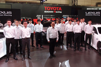 2016年のニュルブルクリンク24時間耐久レースに参戦する、豊田章男社長（写真中央）率いるTOYOTA GAZOO Racingの面々。