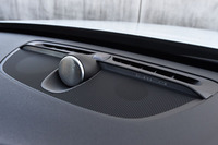 「ボルボXC90」には、イエーテボリのコンサートホールの音響を再現したという、Bowers＆Wilkinsのオーディオシステムが用意される。写真はダッシュボード上のツイーター。19個あるスピーカーのひとつだ。