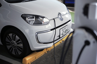 エンジンルーム内に普通充電ポートを持つ日本仕様は、普通充電の際にボンネットを開ける必要がある。満充電に要する時間は8時間。