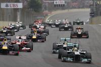 この週末唯一のドライコンディションでスタートしたレースは、メルセデスのニコ・ロズベルグ（先頭）が1位、ルイス・ハミルトン（その後ろ）は3位にジャンプアップを果たすも、わずか数周のうちに後退。71周レースの13周目にはベッテル、マーク・ウェバーのレッドブル1-2をアロンソが追いかける展開となった。（Photo=Mercedes）
    