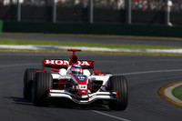 開幕戦のグリッドに並べるかどうか──シーズン前からスーパーアグリの参戦は疑問視されていた。資金難に喘ぎながらなんとか4レースを戦い抜き、最高位は佐藤琢磨による13位。小さなチームの大きな野望は2年半でついえた。（写真＝Honda）