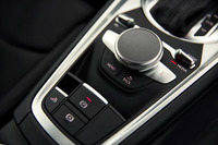 ボタンやダイヤルが組み合わされた、「MMIナビゲーション」のスイッチ。中央の円形部分は、指先での文字入力が可能なタッチパッドになっている。