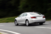 【スペック】バージョンU “Iパッケージ”：全長×全幅×全高＝5030×1875×1465mm／ホイールベース＝2970mm／車重＝2060kg／駆動方式＝FR／4.6リッターV8DOHC32バルブ（385ps/6400rpm、51.0kgm/4100rpm）／価格＝965万円（テスト車＝1155万9950円／後方プリクラッシュセーフティシステム＋レーダークルーズコントロール＋レーンキーピングアシスト＝99万7500円／インテリジェントパーキングアシスト＝11万9700円／パワートランクリッド＝5万7750円／マークレビンソンサウンドシステム+リアエンターテインメントシステム＝59万8500円／セキュリティカメラ＝8万4000円）