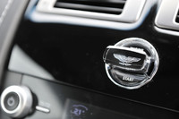 ガラスを用いたキーをセンターコンソールに挿入し、エンジンを始動する。