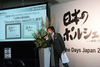 オークションを盛り上げる安東アナ。写真に見える「小林彰太郎氏直筆の書」は、4万5000円で落札。この日の売り上げは、世界の子供にワクチンを供給する基金に提供された。