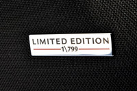 799台の限定モデルであることを示すシリアルナンバープレート。