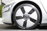 XL1専用となるミシュランタイヤは、前95mm／後115mm（試乗時）という極細サイズ。ABS、ESPも装備される。