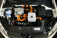 「ゴルフ ブルーe モーション」のボンネット内部。