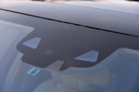 フロントウィンドウ上部に備わる、車両前方の物体を認識するためのステレオマルチパーパスカメラ。最大射程距離は500m。
    