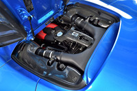 3.9リッターV8ターボユニットはクーペと同じ670psと77.5kgmを発する。キャビンの背後にはルーフシステムのストレージがあるため、エンジン本体はクーペほどよくは見えない。