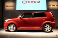 サイドビューも直線が基調だ。いっぽうで「リアフェンダーの膨らみなどにこだわった」とは、トヨタデザイン部の赤嶺修造氏。ディテールが参考になる車種として「フォルクスワーゲン・ゴルフ」の名が挙げられた。
後席とハッチのウィンドウは、スモーク入りのプライバシーガラスとなる。