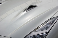 エンジンフードは剛性を大幅に強化し、高速走行時の変形を抑制。空力性能の向上に貢献している。