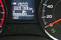 マルチファンクションディスプレイを他の表示（燃費や車両情報など）に切り替えている場合は、メーターを見ればいい。X-MODEが作動中なら、燃費計の下にはX-MODEの、速度計の中にはヒルディセントコントロールのアイコンが見えるはず。