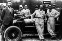 エンツォ・フェラーリ（写真左）の肩に手をかけるのは、戦前のグランプリを席巻した伝説的ドライバー、タツィオ・ヌヴォラーリ。