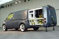 引き出し型の荷室「カートリッジ」は、奥行き×幅×高さ＝1.6×1.3×1.3m。電動で開閉する。