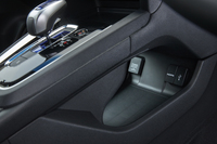 シフトセレクターの下の収納スペースには、USBやHDMIのコネクターが備わっている。
    