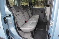 リアシートは6:4の分割可倒式。