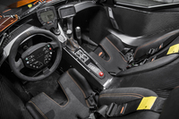 コックピットの様子。バスタブ型のモノコック内に、ドライビングに必要なアイテムが配される。パッドを置いただけの“シート”はレカロ製。シフトレバーの近くには、ワイパーやウオッシャー液の操作ボタンも置かれる。
    