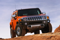 「ハマーH3」
軍用車の「HMMWV」から発展した民間用のSUVとして、1992年に「ハマーH1」が誕生した。その後2002年に小型化された「H2」が作られ、2006年にさらに小さい「H3」が登場したが、2010年に生産が終了した。