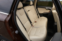 「XC60 D4 SE」の後席。乗員が不在のときは、ドライバーの視界確保のためにヘッドレストを折りたたむこともできる。（写真をクリックすると、ヘッドレストやアームレストの動きが見られます）
    